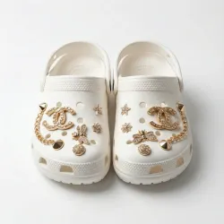 Жіночі сабо (крокси) білі з золотим декором та ланцюжком (36-41)