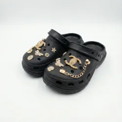 Сабо жіночі чорні (р. 36-41) з золотими прикрасами та ланцюжком, модні крокси