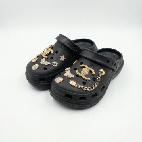 Сабо жіночі чорні (р. 36-41) з золотими прикрасами та ланцюжком, модні крокси